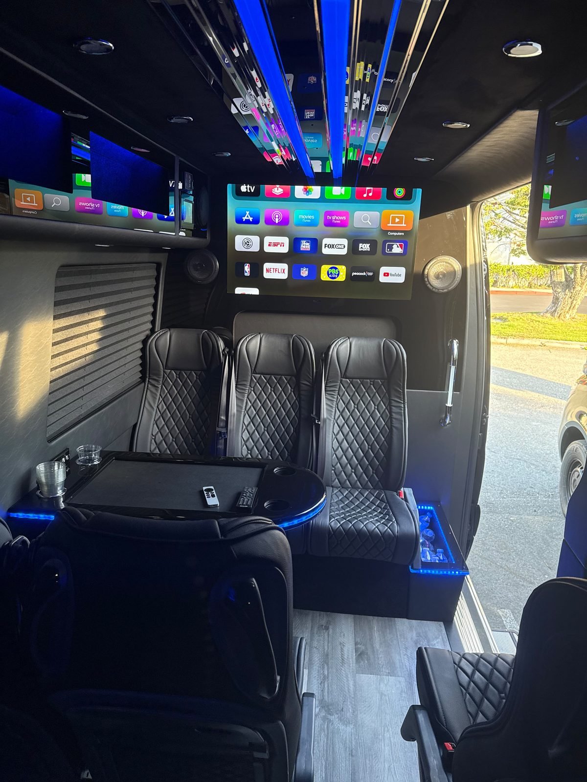 Executive 2 Mercedes Sprinter, Los Angeles — interior front screen