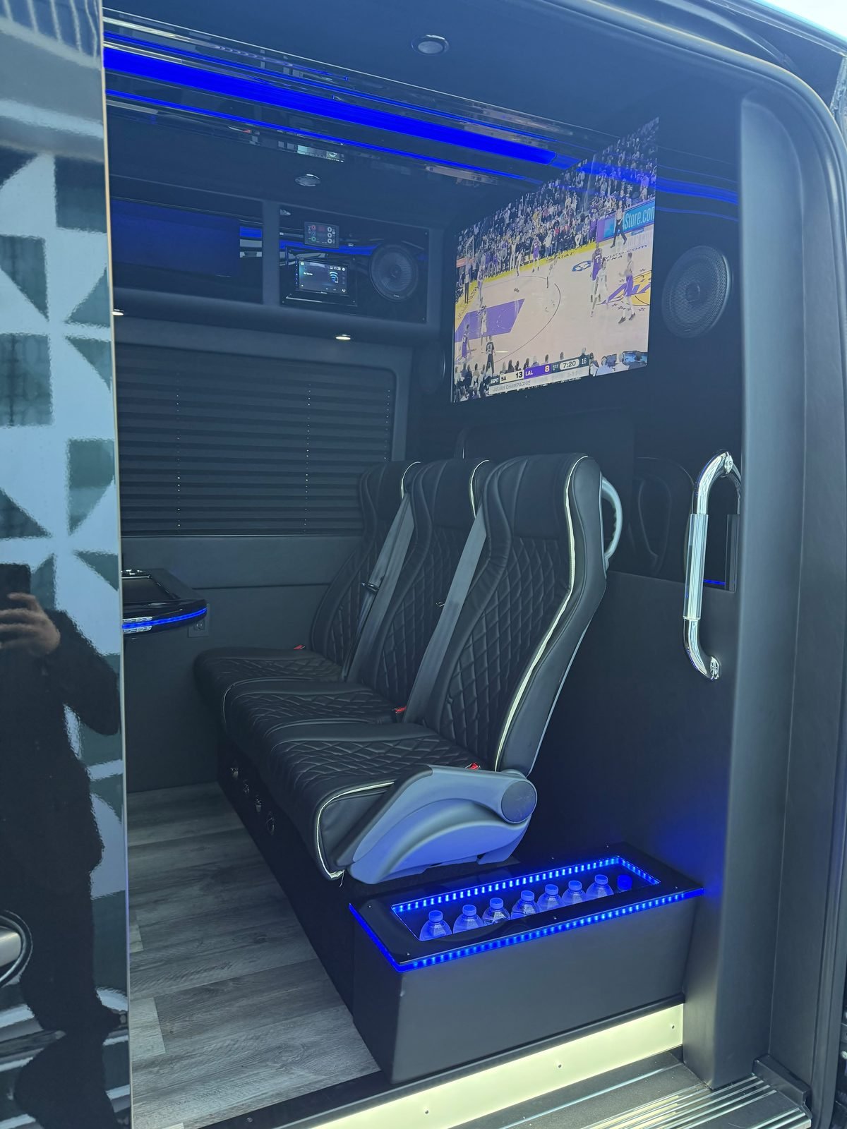 Executive 2 Mercedes Sprinter, Los Angeles — interior tv bench